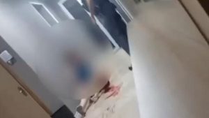 Policial militar Danilo de Oliveira Moura chuta rosto de mulher em abordagem em condomínio de São Vicente.