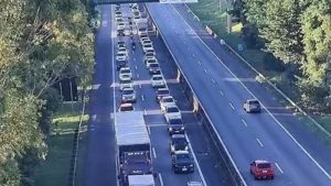 Fluxo intenso de veículos no Sistema Anchieta-Imigrantes causando lentidão no acesso ao litoral paulista.