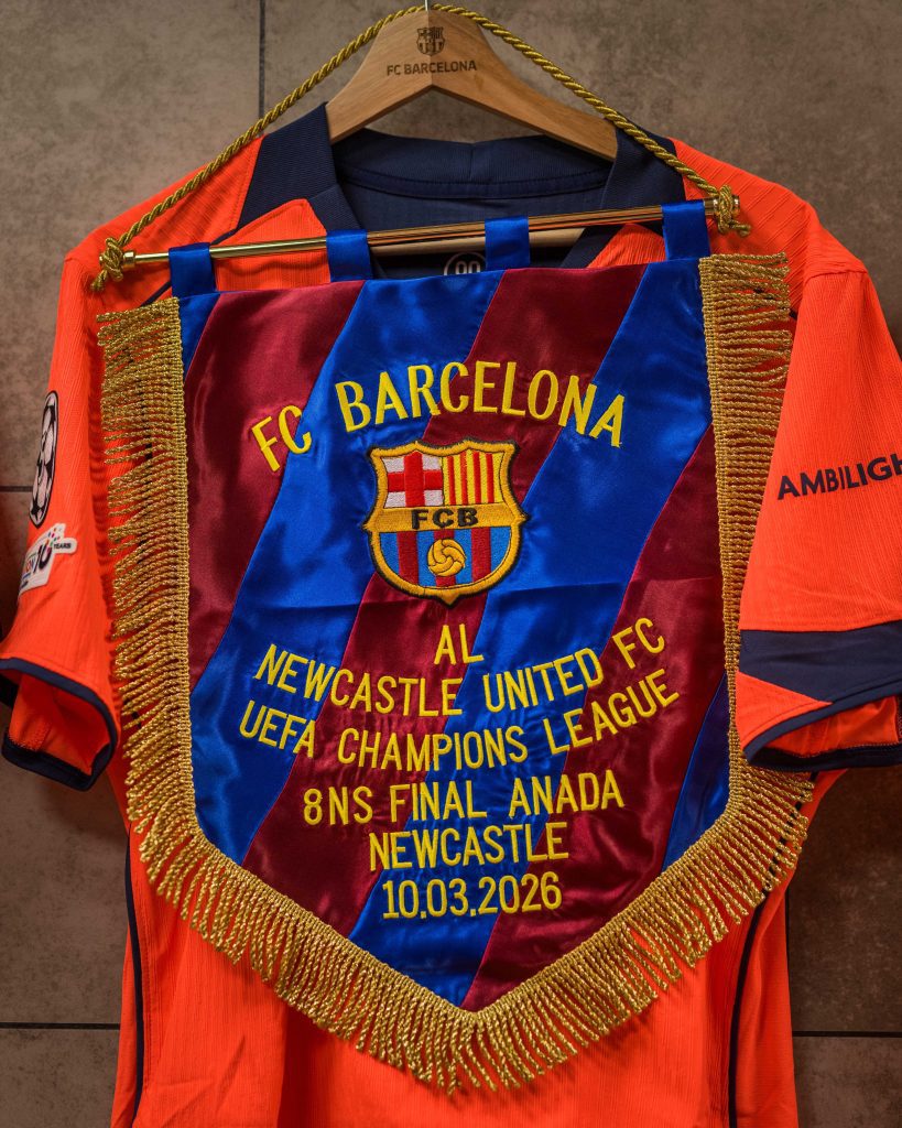 brasão do Barcelona comunicando o confronto com o newcastle