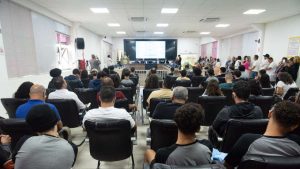 Fachada da Fatec Hortolândia representando o avanço do ensino superior tecnológico no governo estadual.