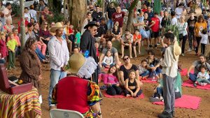 Multidão celebra a tradicional Festa do Boi Falô na Sexta-feira Santa em Barão Geraldo.