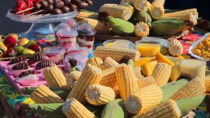 Público e barracas de comidas típicas na Festa do Milho de Sousas na Comunidade Imaculada Conceição.