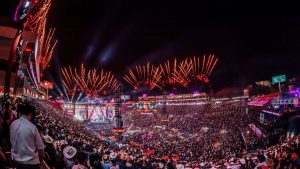 Arena lotada durante festa do peão de Barretos, no interior de São Paulo, com palco iluminado e show de fogos de artifício sobre o público.