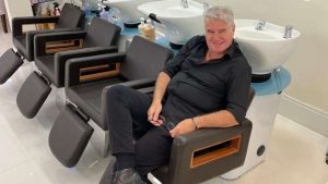 Giorgio Parrino, renomado cabeleireiro do salão Giorgio Coiffeur no Gonzaga, Santos.