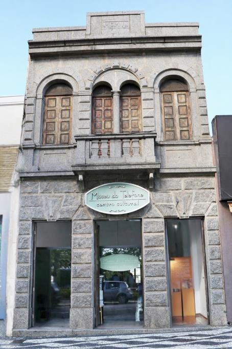 Acervo de aparelhos antigos no Museu do Telefone de Bragança Paulista ilustrando a evolução das telecomunicações.