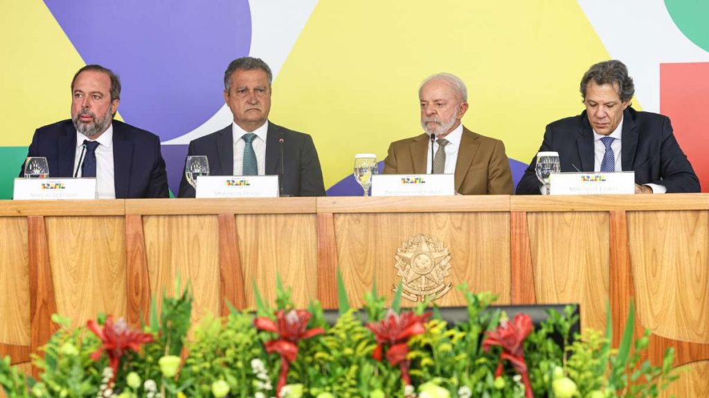 Governo zera impostos do diesel