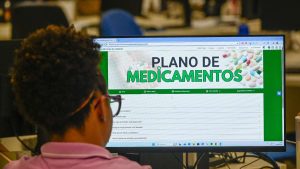 Servidor da Prefeitura de Campinas em atendimento para adesão ao Plano de Medicamentos gratuitos.
