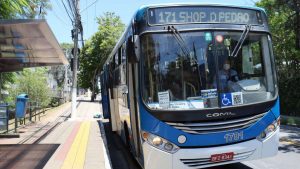 Ônibus municipal de Campinas em circulação no Centro, ilustrando mudanças de itinerário da Emdec por obras do Piscinão.