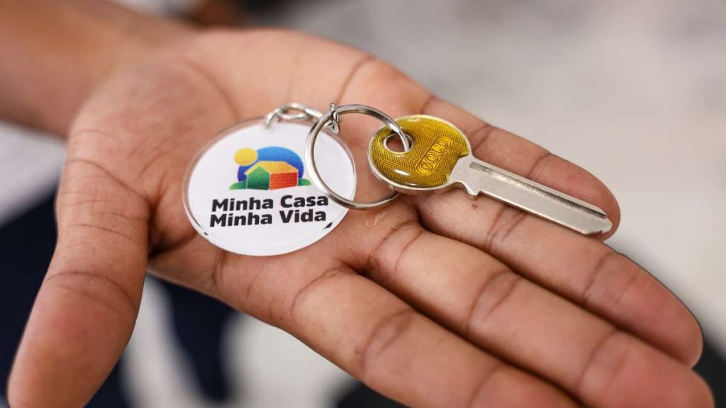 Família celebrando inclusão no Minha Casa Minha Vida após mudanças no limite de renda e financiamento.