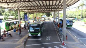 Ônibus do transporte público de Campinas em circulação, ilustrando as autuações da Emdec por falhas no serviço.
