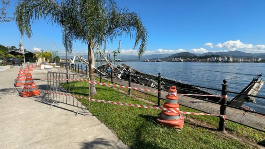 Navio Prof. W. Besnard inclinado na região do Valongo, Porto de Santos, sob monitoramento para reflutuação.