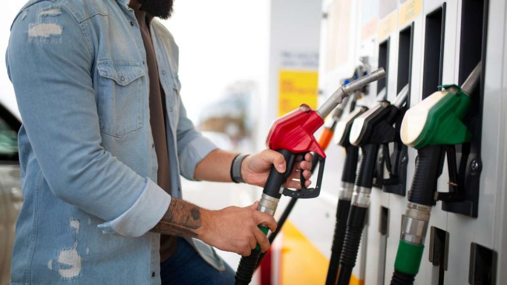 Bomba de combustível Petrobras ilustrando o aumento no valor do diesel para distribuidoras anunciado pela estatal.