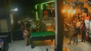 Mulher presa pela Polícia Civil em bar de Santos enquanto jogava sinuca por suspeita de homicídio.