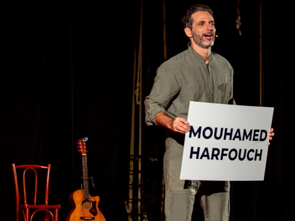 Mouhamed Harfouch interpreta relatos autobiográficos no palco durante apresentação da peça Meu Remédio.