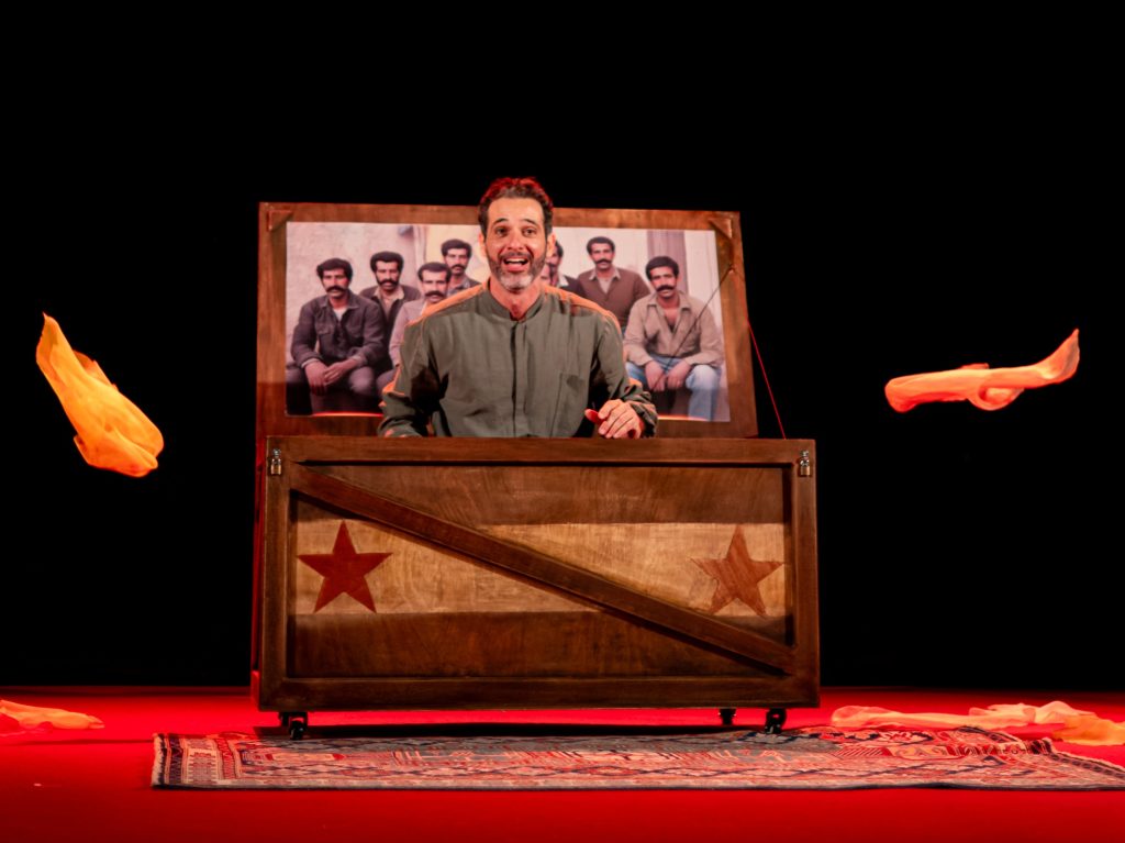Mouhamed Harfouch, ator com 30 anos de carreira, em cena do monólogo musical Meu Remédio em Campinas.