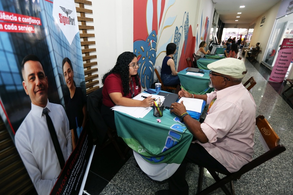 Multidão de candidatos na 5ª edição do Feirão de Empregos e Oportunidades de Campinas para seleção profissional.