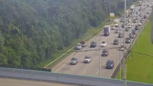 Motoristas enfrentam congestionamento em direção ao litoral de SP neste feriado