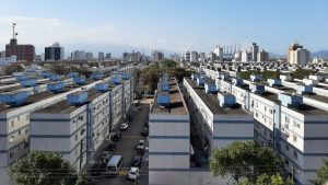 Homem flagrado se masturbando no Conjunto Residencial BNH em Santos, litoral de São Paulo, sob investigação.