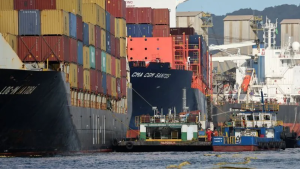 Operação de movimentação de contêineres no Porto de Santos, principal complexo portuário e logístico do Brasil.