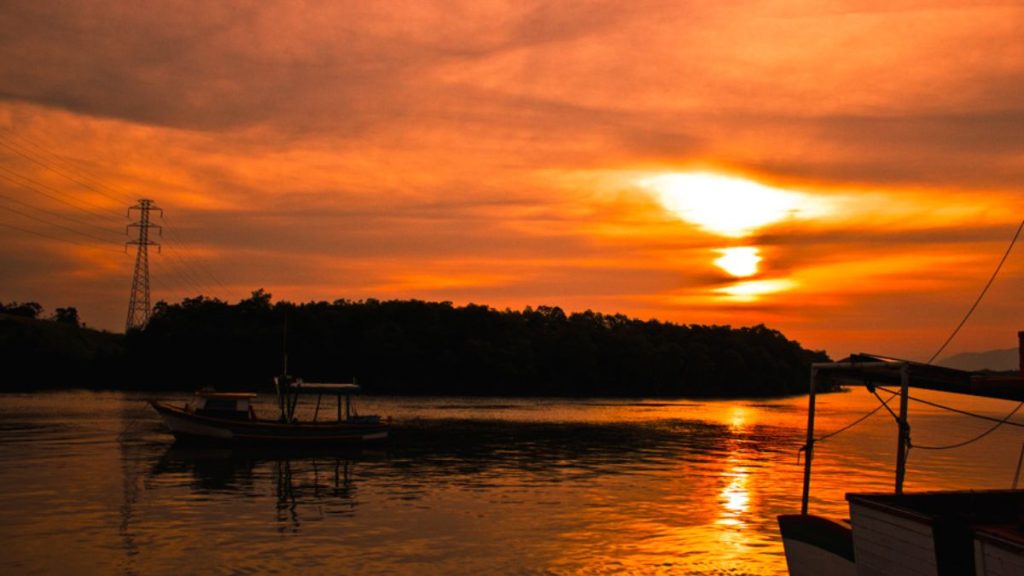 Paisagem histórica de Itanhaém, segunda cidade mais antiga do Brasil, destacando herança cultural tupi e caiçara.