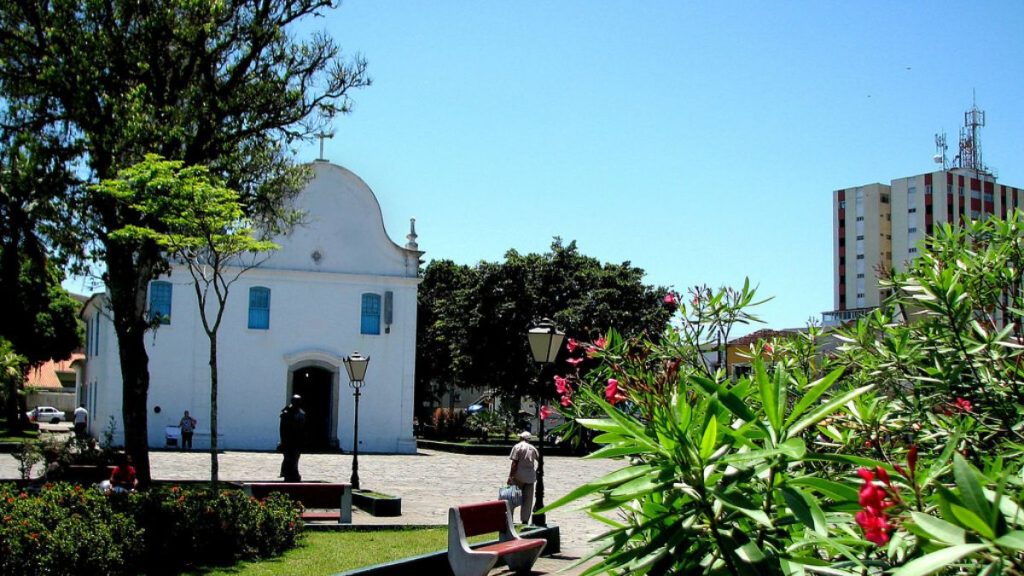 Desenvolvimento urbano em Itanhaém com foco em modernização de leis, zoneamento e crescimento econômico sustentável.