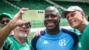 Arzul, preparador de goleiros, em seu retorno oficial ao Santos FC após deixar o Guarani.