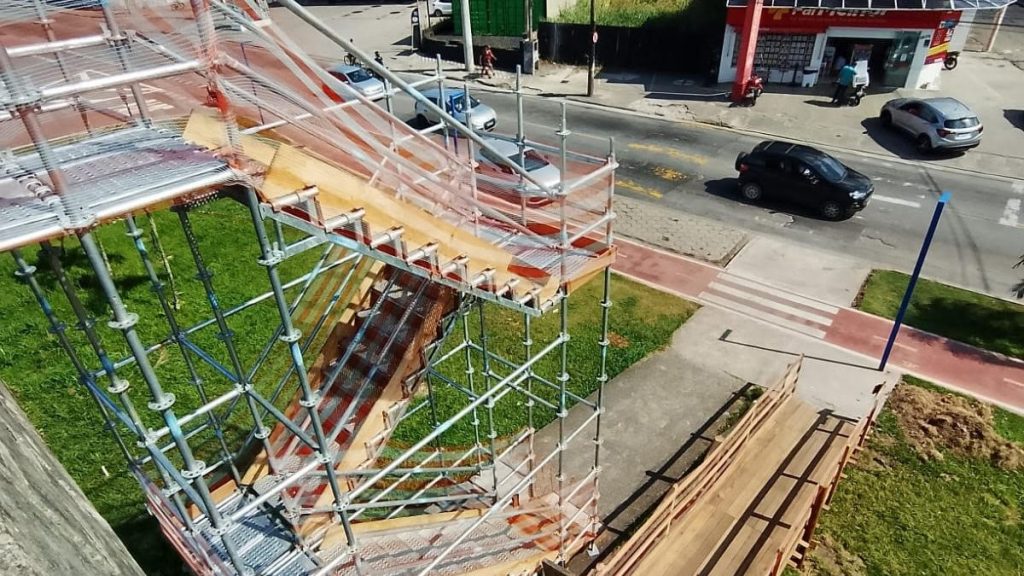Travessia segura e acessível em passarela modernizada na Rodovia Padre Manoel da Nóbrega SP-055.