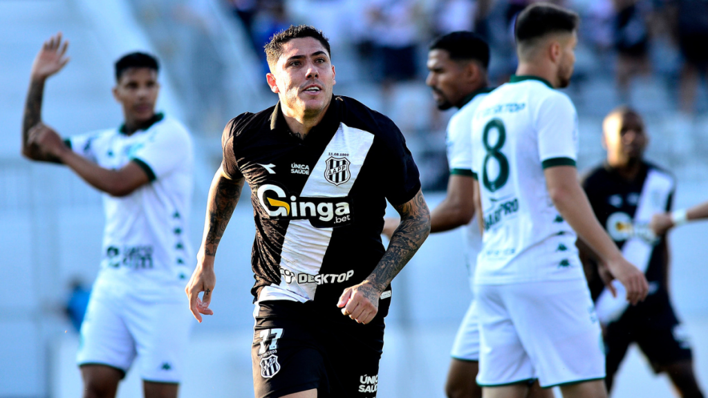 Atacante Bruno Lopes em campo pela Ponte Preta, jogador que acionou o clube na Justiça por dívidas trabalhistas.