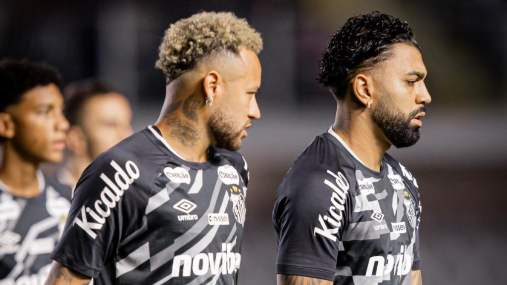 Neymar e Gabigol realizam aquecimento no gramado da Vila Belmiro em jogo do Santos pela Copa do Brasil.