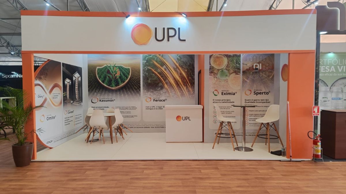 Vista panorâmica da feira Agrishow destacando máquinas agrícolas e estandes de tecnologia no agronegócio brasileiro.