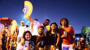 Público reunido na 7ª Parada do Orgulho LGBT+ do Padre Anchieta na Praça da Integração em Nova Aparecida.