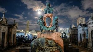 Santos realiza tour em cemitério