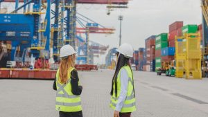 Profissionais em reunião estratégica para o Programa de Trainee 2026 da Santos Brasil em terminal portuário.