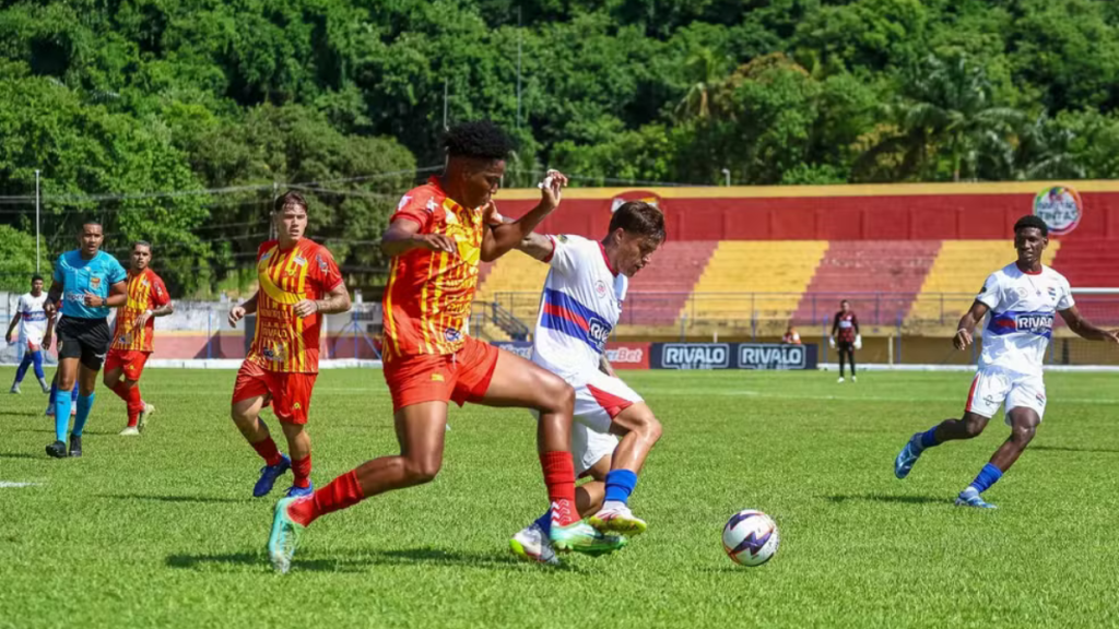 Perea, zagueiro do Jabaquara, disputa lance em jogo decisivo do Paulistão A4 contra o Comercial.