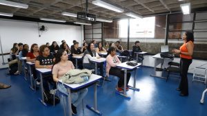 Estudantes em curso de capacitação profissional gratuito do Ceprocamp em Campinas para o mercado de trabalho.