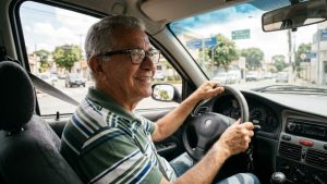 Entrega de óculos de grau para idosos em Paulínia pela Rota das Bandeiras no Dia Mundial da Saúde.