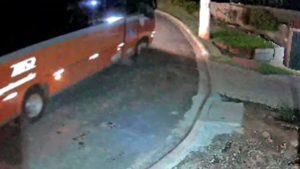 Ônibus e bicicleta após atropelamento na Rua Cesar Marchetti em Itatiba, via rural com baixa visibilidade.