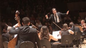 Abertura da temporada 2026 da Orquestra Sinfônica de Campinas em apresentação sinfônica no teatro.