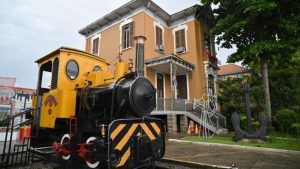 Fachada do Museu do Porto de Santos destacando o lançamento do programa educativo com visitas guiadas.