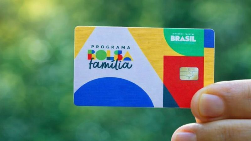 Cartão do Bolsa Família em destaque para consulta do calendário de pagamentos de abril pelo NIS.