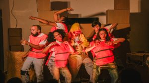 Cena do espetáculo Os Invisíveis do grupo Estúdio Cênico no Centro de Convivência Cultural de Campinas.