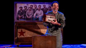 Ator Mouhamed Harfouch em performance do espetáculo Meu Remédio, solo premiado em cartaz em Campinas.