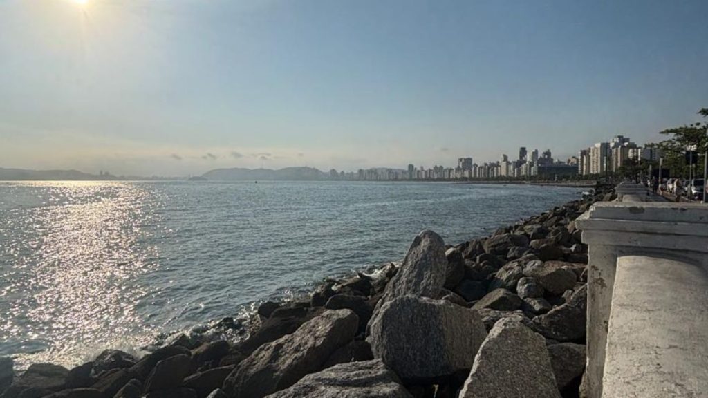 Orla do bairro Ponta da Praia em Santos com navios cargueiros entrando no canal do Porto de Santos.