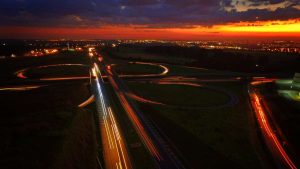 Fluxo intenso de veículos em rodovia da região de Campinas durante o feriado de Tiradentes.