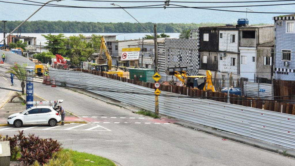 Canteiro de obras do VLT na Ponte dos Barreiros em São Vicente com foco na manutenção do fluxo viário.