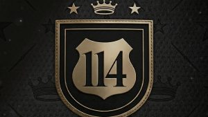 Torcida santista celebra 114 anos do Santos FC com sinalizadores e fogos de artifício em Santos.