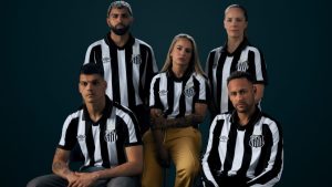Novo uniforme reserva do Santos FC 2026 com listras pretas e brancas e elementos de brasilidade.