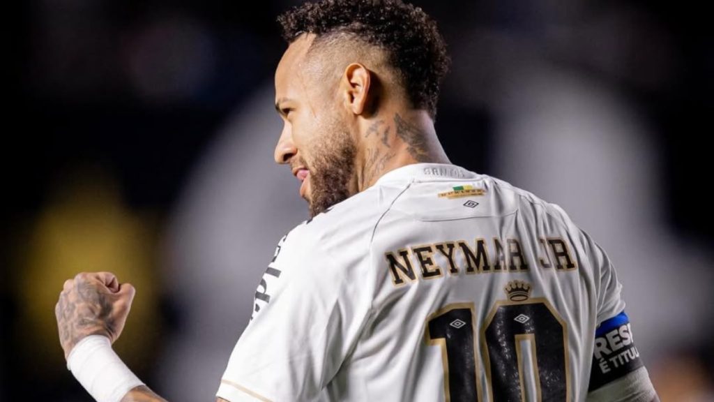 Neymar Jr em ação pelo Santos FC contra Deportivo Recoleta na Sul-Americana durante indefinição contratual.