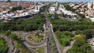 Vista aérea da avenida Prestes Maia, em Campinas, com trânsito e acesso à Magalhães Teixeira na região do Jardim do Trevo.