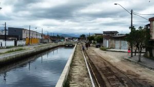 Viatura da Polícia Militar em operação contra o tráfico de drogas após confronto com suspeito.